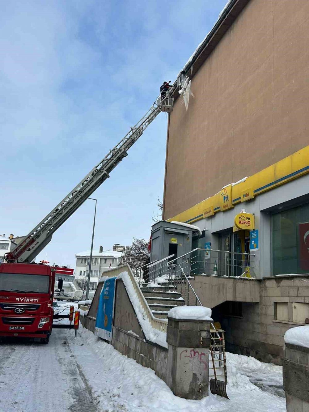 Tomarza’da tehlike saçan buz sarkıtları temizlendi