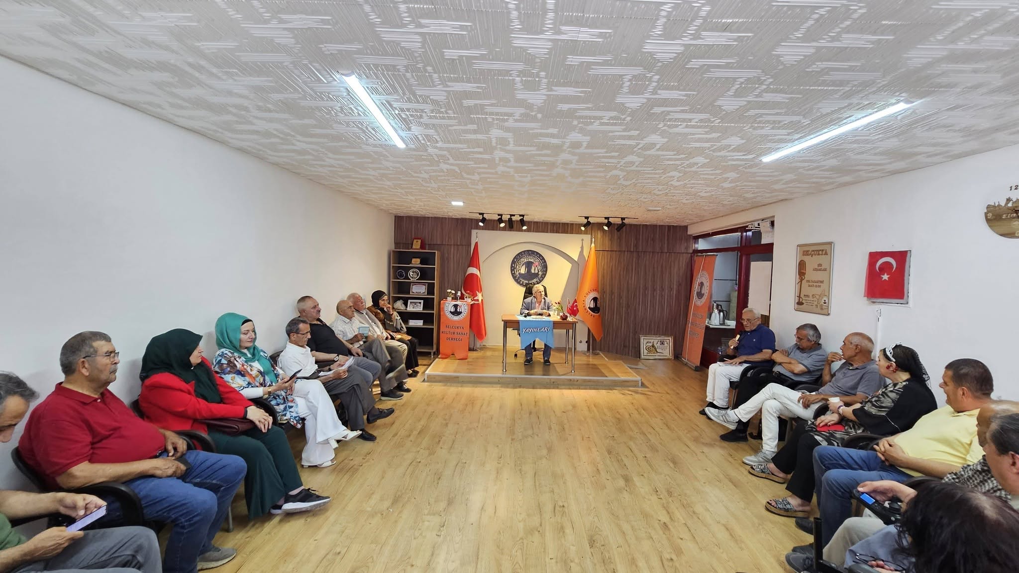 Selçukya Kitap Kulübü'nde "Selvi Boylu Al Yazmalım" Değerlendirildi 