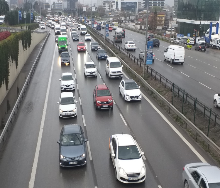 Yagis nedeniyle Istanbul'un bazi ilçelerinde trafik yogunlugu olustuIbrahim Halil Aktürk,Metin Tokgöz,Ferhat Yasak,Abdülkerim Güzel