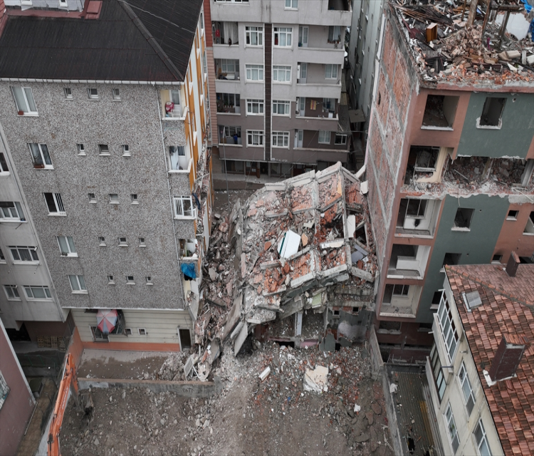 GÜNCELLEME - Bahçelievler'de kontrollü yikilan binanin çökmesi sonucu yandaki apartmanda hasar olustuFerhat Yasak,Zeynep Rakipoglu- Tahliye edildikten sonra mühürlenen binada, belediye ekiplerinin incelemeleri sürüyor
- Bahçelievler Belediye Baskani Hakan Bahadir:
- "Yeni bina oldugu için karot alinir, verdigi zarar nedir, ne degildir ona bakilir. Distan duvarlarina zarar vermis, kolonda bir zarar yok"

BELEDIYE BASKANININ AÇIKLAMASI EKLENDI