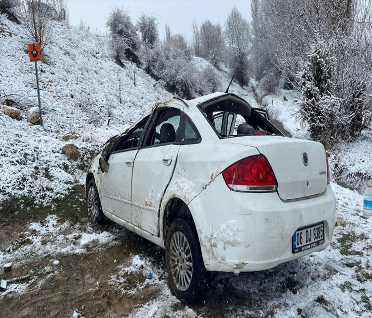 Yozgat'ta devrilen otomobildeki 5 kisi yaralandiÖmer Ertugrul