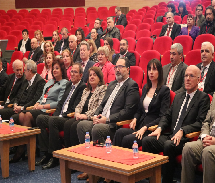 Edirne'de düzenlenen sempozyumda lojistigin önemi konusulduGökhan Zobar- Sempozyum Baskani Doç. Dr. Mustafa Hatipler:
- "Ülkemizin kat ettigi mesafenin Bulgaristan'in tecrübesi ile birleserek, küresel çapta bir degisim ve gelisime kaynaklik etmesi ve lojistik alaninda uluslararasi arenada rekabet etmesi mümkündür"
- Disisleri Bakanligi Edirne Temsilcisi Büyükelçi Murat Ahmet Yörük:
- "Saglam alt yapi, güvenli ve hizli ulasim koridorlarina dayanan lojistik ekosistemler, bölgesel ve küresel baris 