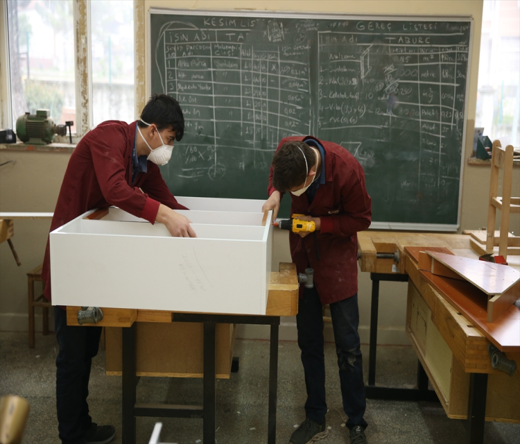 Sakarya'da meslek lisesi ögrencileri, kentteki depremzede aileler için mobilya üretiyorIbrahim Yozoglu- Borsa Istanbul Recepbey Mesleki ve Teknik Anadolu Lisesi Müdürü Ugur Aydin:
- "Asrin felaketi'ne karsi asrin dayanismasini gerçeklestirdik. Degerler egitiminde en büyük sey yardimlasma, dayanisma, paylasma. Biz bunlari uygulamali sekilde ögrencilerimize gösterdik"