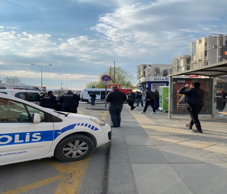 Ankara'da polis memurunu biçakla yaralayan zanli yakalandiCankut Tasdan- Yenimahalle ilçesindeki kavgaya müdahale eden polis memuru, kendisini omzundan yaralayan zanliyi bacagindan vurarak etkisiz hale getirdi