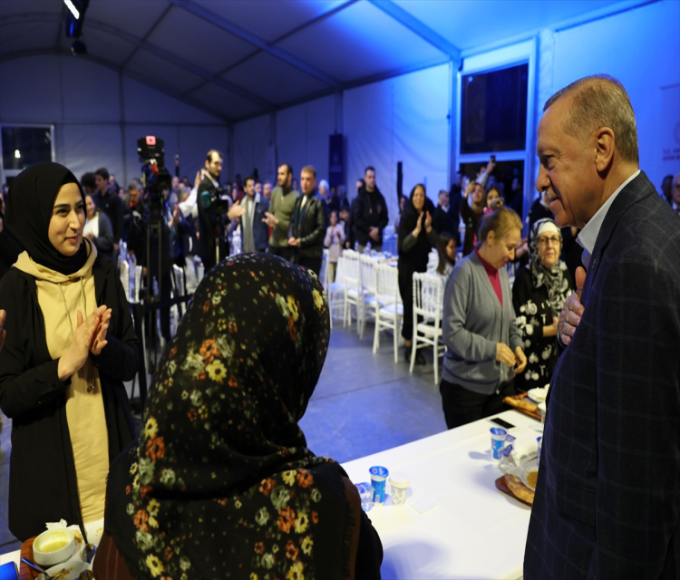 Cumhurbaskani Erdogan, Büyükçekmece Ögrenci Yurdu'nda konaklayan depremzedelerle iftarda bulustu:Mustafa Hatipoglu,Zeynep Rakipoglu- "Amacimiz, bir yil içinde altyapisiyla, tüm sosyal ve ticari birimleriyle 319 bin konut, toplamda da 650 bin konut insa ederek deprem bölgesini ayaga kaldirmaktir"
- "Türkiye Yüzyili diye ifade ettigimiz, ülkemizin ve milletimizin önümüzdeki asrina dair hayallerimiz, vizyonlarimiz, hedeflerimiz için kritik bir tercihin arifesindeyiz. Bizi girdigimiz hiçbir mücadele