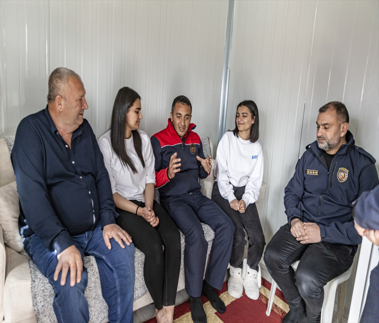 Enkazdan sag çikarilan kiz kardesler, kendilerini kurtaran itfaiye ekibiyle bulustuHilmi Tunahan Karakaya,Hüseyin Yildiz- Malatya'da yikilan binada annesi ve 3 kardesini kaybeden Dilek Hanci:  
- "Kitapligin yanindaydik, arkasi da kolondu, kardesimi biraz kolona dogru çektim, zaten o sira çöktük"
- Irem Hanci: 
- "Binadakilerin akrabalari, duydukça geliyorlardi, akrabalarini bulmaya geliyorlardi ama bizi birakip giden çok oldu"
- Itfaiye ekiplerinin genç kizlari enkazdayken sakinlestirme çabalar