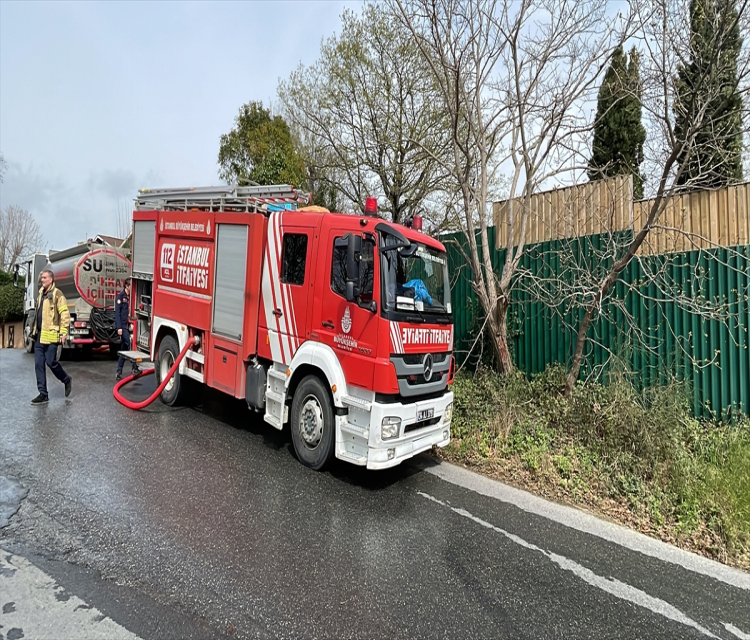 Sariyer'de kütüphane olarak kullanilan ahsap yapida çikan yangin söndürüldüHalis Akyildiz