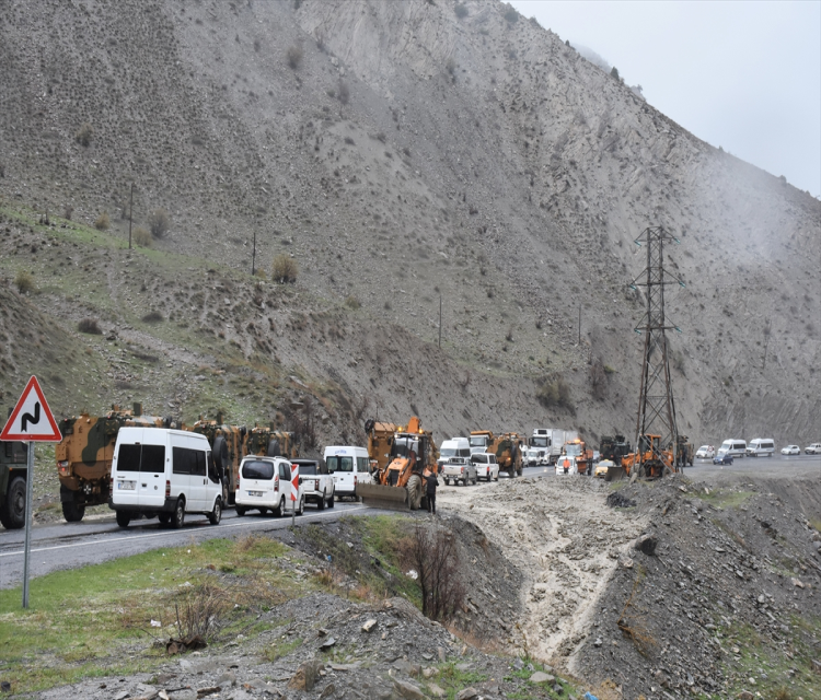 GÜNCELLEME - Heyelan ve toprak kaymalarindan kapanan Hakkari-Van kara yolu açildiSayim HarmanciYOLUN AÇILMASI EKLENDI