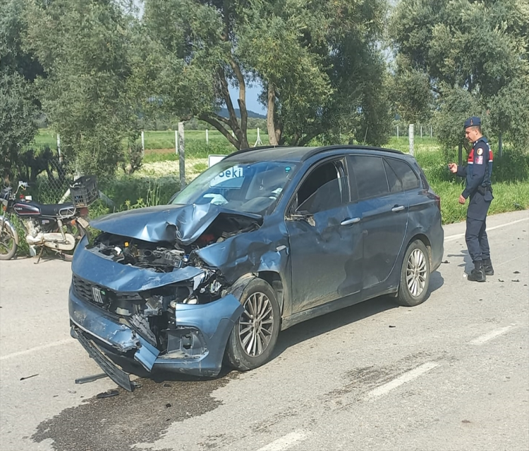 Izmir'de otomobille çarpisan motosikletteki 2 çocuk yaralandiTurgay Konuralp