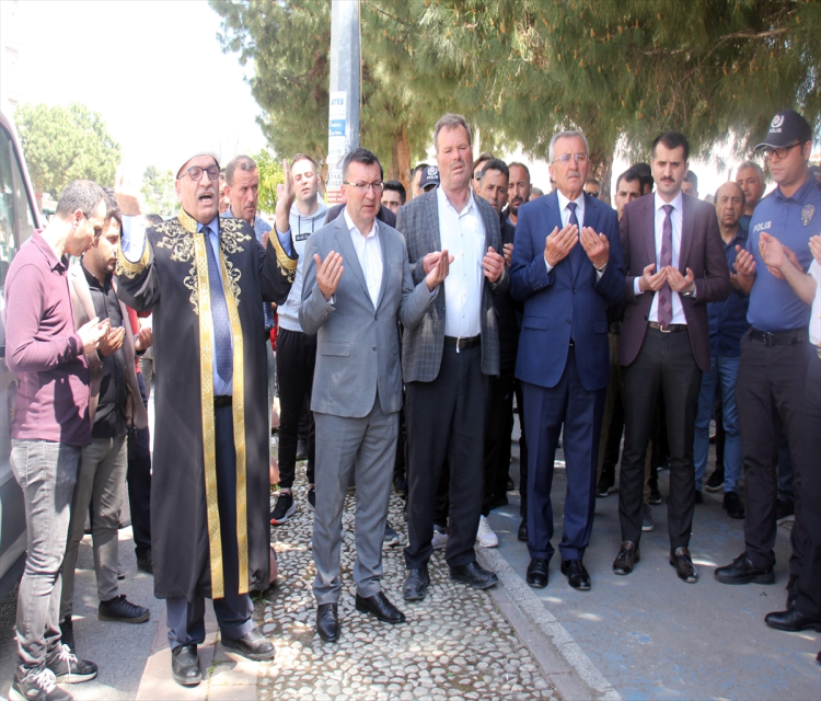 GÜNCELLEME - Antalya'da otomobil ile motosikletin çarpistigi kazada polis memuru yasamini yitirdiTahsin Küçükkaraca,Servet Tümer- Polis memurunun cenazesi, Il Emniyet Müdürlügünde düzenlenen törenin ardindan memleketi Nigde'ye gönderildi

EMNIYET MÜDÜRLÜGÜNDE TÖREN DÜZENLENMESI EKLENDI