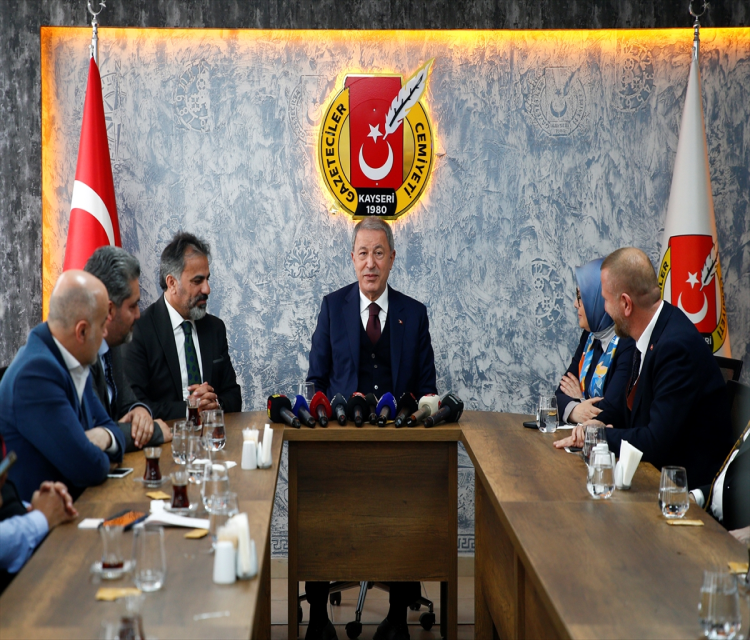 Bakan Akar, Kayseri Üniversitesi'nde "Ermeni Meselesi Üzerine Konferansi"nda konustu:Sarp Özer- "Ermeni meselesi, tarihi gerçeklerinden koparilarak, 100 yili askin süredir siyasi bir araç olarak kullanilmakta, mesele tarafli bir yaklasimla çözümsüzlüge itilmektedir"
- "Küresel güçler, tarihte masa olarak kullandiklari Ermeni terör çeteleri yerine günümüzde FETÖ, PKK/PYD/YPG, DEAS ve benzeri terör örgütleriyle karsimiza çikmaktadir"