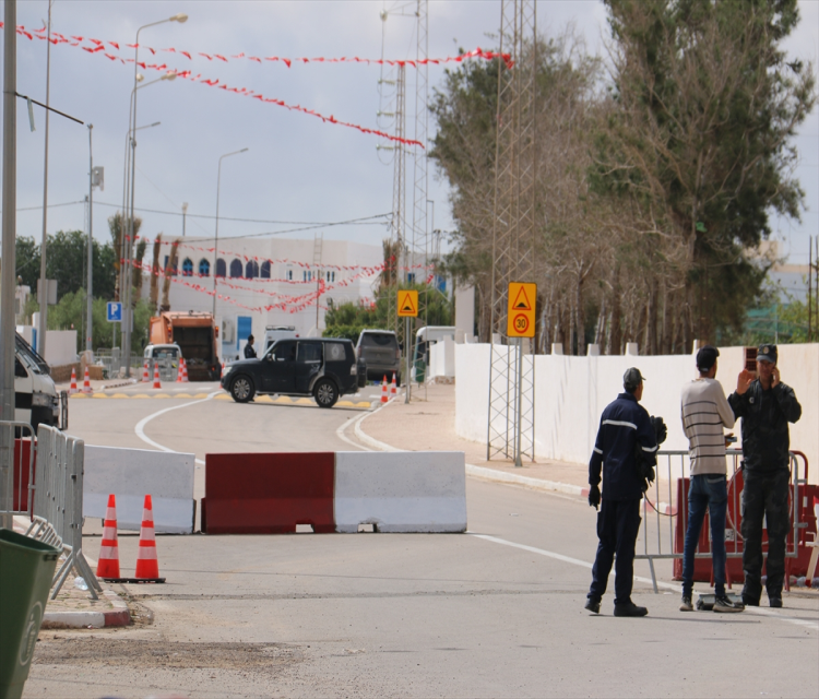 Tunus'un Cerbe Adasi'ndaki saldirida ölenlerin sayisi 4'e çiktiMehmet Akif Turan,Enes Canli- Dün aksamki saldirida yaralanan polislerden biri daha hayatini kaybetti