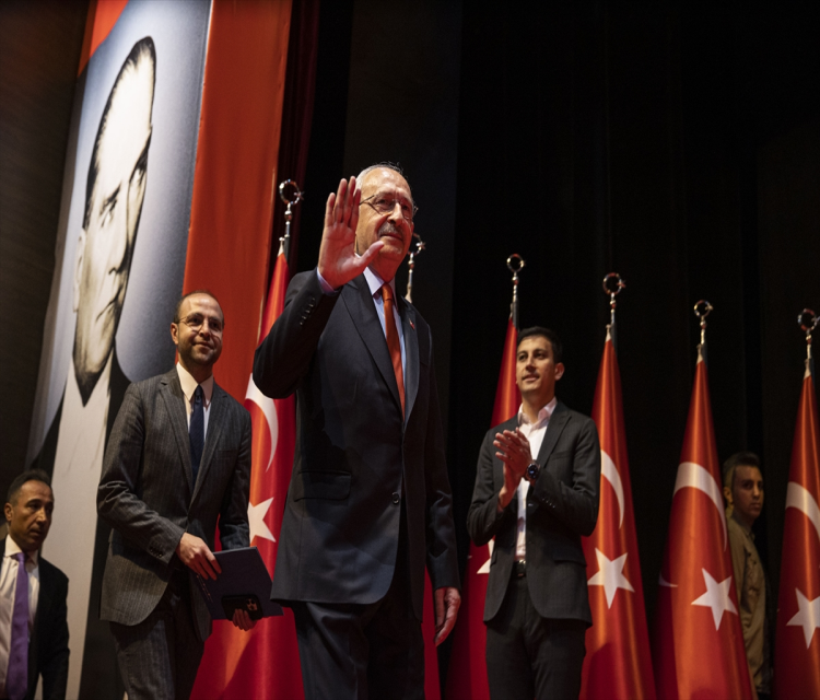 Cumhurbaskani adayi ve CHP Genel Baskani Kiliçdaroglu, basin toplantisi düzenledi:Baris Gündogan,Merve Yildizalp- "Bu güzel memleketimizde adalet, bereket ve huzuru getirmek için ulasmamiz gereken daha milyonlarca vatansever insanimiz var. Bu 10 günde tüm gayretimizi bu alanda sarf edecegiz"
- "Buradan açik ve tekrar ilan ediyorum, ben terör örgütleriyle masaya asla oturmadim ve hiçbir zaman da oturmayacagim"
- "En az 1 milyon insan sandik basinda olacagiz, güvenligi saglayacagiz. Sevgili vatand