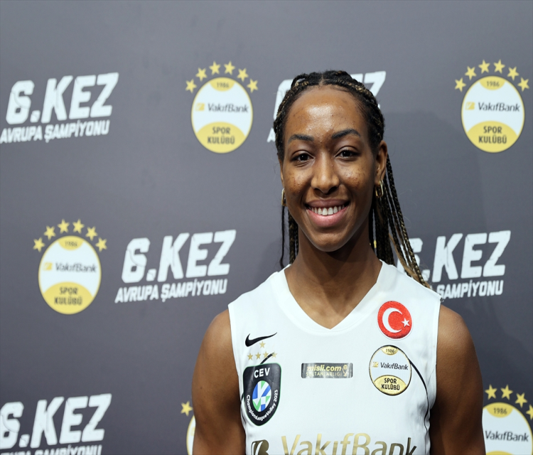 VakifBank'ta Ogbogu ve Cansu Özbay, CEV Sampiyonlar Ligi zaferini anlattiBozhan Memis- ABD'li oyuncu Chika Ogbogu:
- "Biz en iyi takim oldugumuzu biliyoruz ve kendimizi çok sansli hissediyoruz"
- Pasör Cansu Özbay:
- "Cumhuriyet'in 100. yilinda böyle güzel bir kupayla sezonu kapatmak hepimizi ekstra mutlu ediyor"