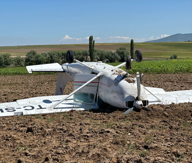 GÜNCELLEME - Aksaray'da düsen sivil egitim uçagindaki 2 kisi yaralandiZekeriya Karadavut,Agit Erdi Ulukaya,Yasin Sahin- PILOTLARIN ISIMLERI VE DETAYLAR EKLENDI