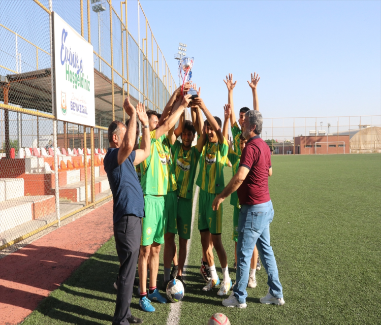 Sanliurfa Isitme Engelliler Futbol Takimi, Süper Lig'de kalici olmak istiyorMüslüm Etgü- Kulübün baskani ve teknik direktörü Mustafa Bebe:
"Hedefimiz bu ligde kalmak ve ligi üst siralarda bitirmektir"