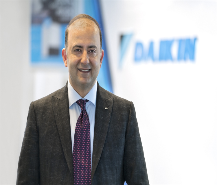 Daikin, 28. BM Iklim Degisikligi Konferansi'na katiliyorAbdulkadir Günyol- Daikin Industries Kidemli Icra Kurulu Baskani ve Daikin Avrupa Baskani Masatsugu Minaka:
- "Yüksek enerji verimliligine sahip iklimlendirme yenilikleri yaratarak dünya çapinda karbon nötrlügü saglamaya kararliyiz"