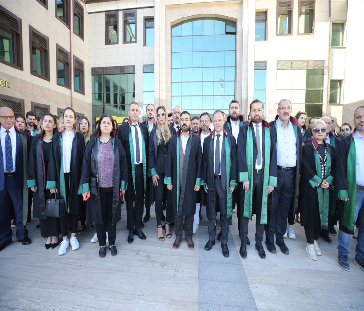 Nevsehir'de bir avukatin darbedilmesi güvenlik kamerasina yansidiBehçet Alkan- Adliye önünde toplanan avukatlar, saldiriya tepki gösterdi