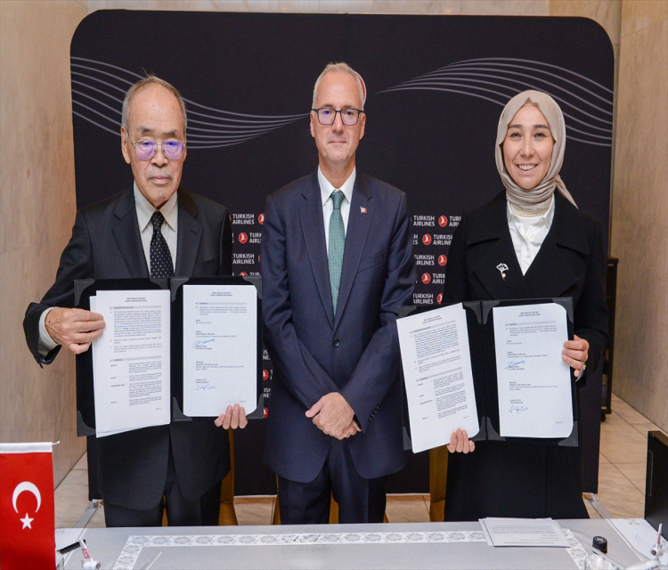 THY'den Türkiye ile Japonya arasindaki kültürel isbirligine destekKenan Irtak- THY Bagimsiz Yönetim Kurulu Üyesi Fatmanur Altun:
- "Japonya ile yillardir süregelen özel dostlugumuzu bu çalismayla pekistiriyoruz. Prens Mikasa Vakfi tarafindan yürütülen bu projenin eserlerini görmek için herkesi Kirsehir Kaman'daki Kalehöyük Arkeoloji Müzesi'ne davet ediyoruz"