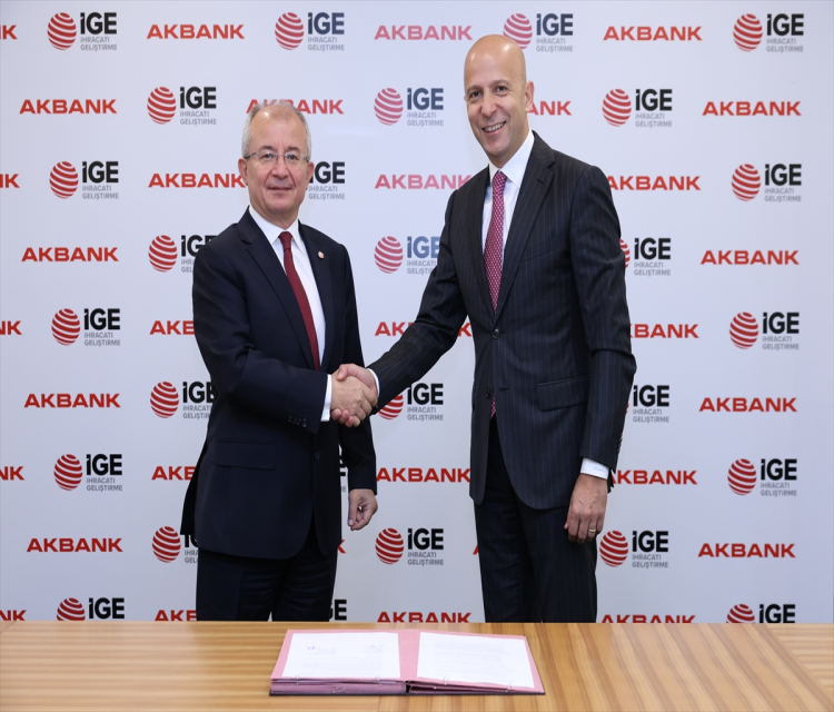 Akbank'tan IGE kefaleti ile KOBI'lere yesil dönüsüm için özel finansman destegiEmirhan Yilmaz- Akbank KOBI Bankaciligi Genel Müdür Yardimcisi Bülent Oguz:
- "IGE ile yaptigimiz is birligi sayesinde, sektörde ilk defa yesil dönüsüm için bir kefalet kurulusu ile bir banka el ele bir ürün çikariyor"
- IGE Genel Müdürü Kasim Akdeniz:
- "Bu sayede ihracatçilarimiz, yesil dönüsüm için gerekli olan yatirimlari gerçeklestirirken, uluslararasi pazarda rekabet güçlerini artirma yönünde de önemli bir avant