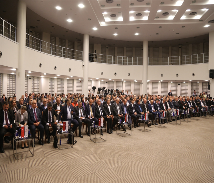 Ticaret Bakani Ömer Bolat "Bursa Is Dünyasi Toplantisi"nda konustu:Sinan Balcikoca,Cem San- "Piyasa ekonomisine inanan, özel sektörle kalkinmaya inanan bir hükumet olarak maalesef stokçuluk vurgunculuk yöntemleriyle ya da piyasa bozucu islemlere tevessül ederek yapilan uygulamalara da göz açtirmayacagiz"
- "Bakanlik olarak bu ay içinde, kisa bir sürede 1500 yeni memur alimini gerçeklestirecegiz. Resmi Gazete'de yayinlandi, izin çikti. Bu arkadaslarimizi bütün Türkiye sathinda mevcut denetim yapa