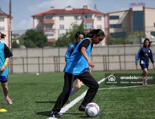 Grubunu sampiyon tamamlayan Vanli kadin futbolcular 2. lig hedefine odaklandiNecat Hazar- Spora kazandirilan kizlardan olusan Vangücü Kadin Futbol Takimi, Kadin Futbol 2. Ligi'ne yükselebilmek için antrenmanlarina devam ediyor- Antrenör Mecit Tekin:- "Baslarda aileler karsiydilar ama onlarla yaptigimiz görüsmelerde çocuklarinin futbolu ne denli sevdigini anlattik. Çocuklarin basarisini gören aileler onlarin arkasinda durmaya, destek vermeye basladilar"